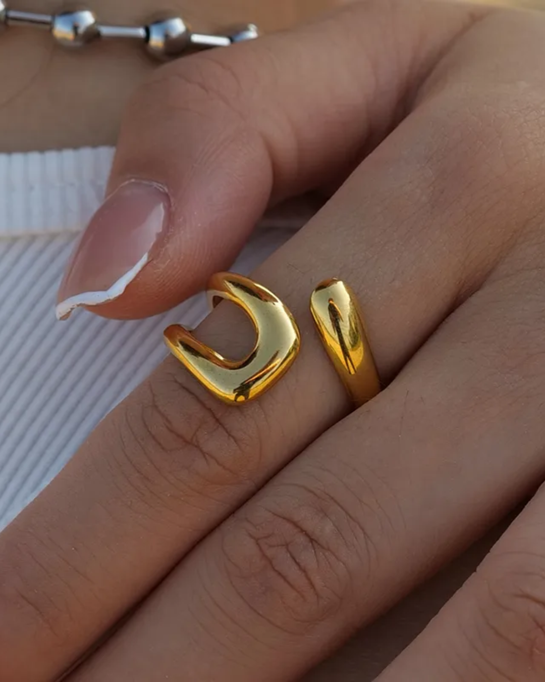 Twisted loop ring