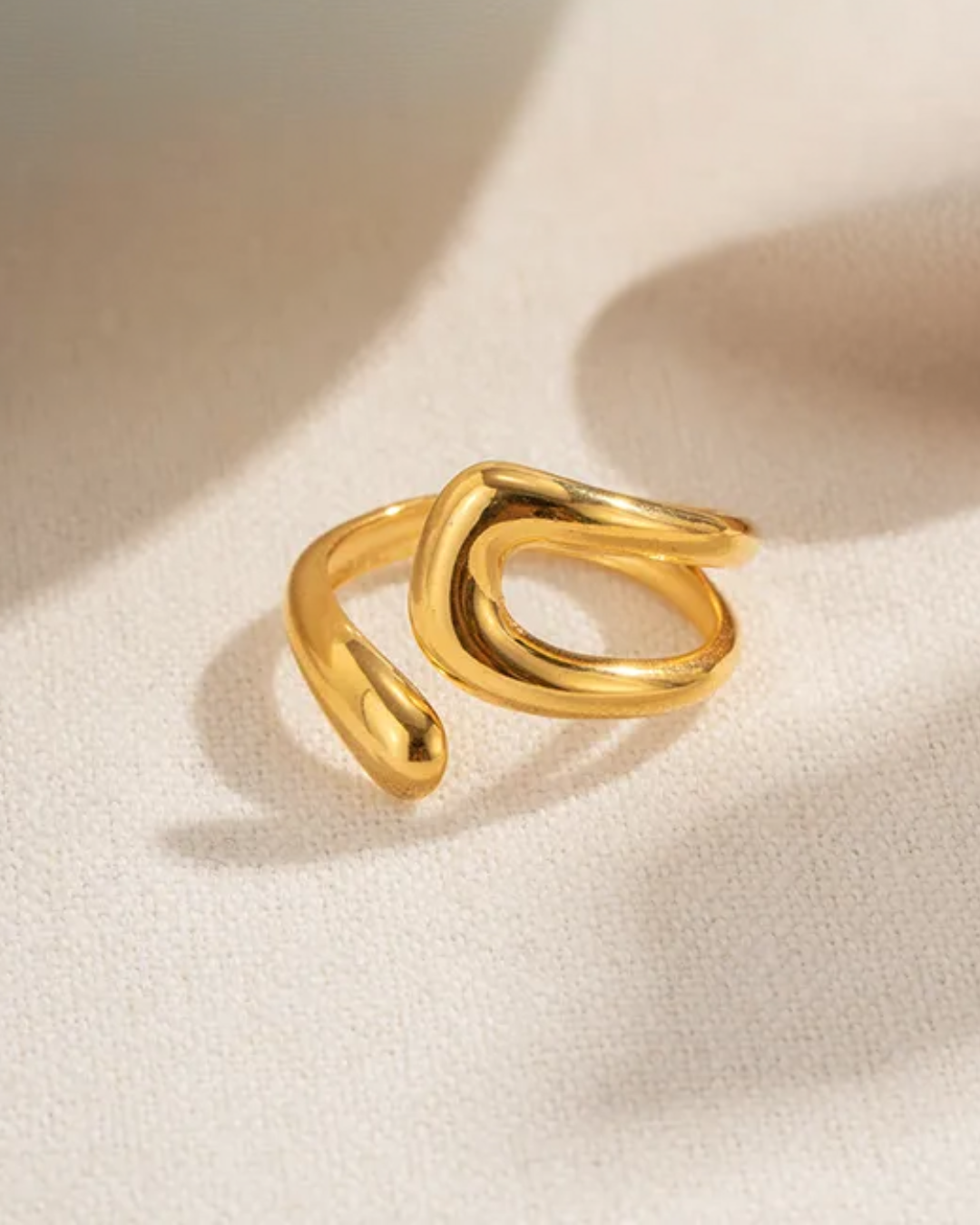 Twisted loop ring