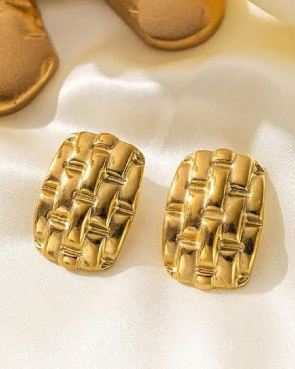 square texture stud earring