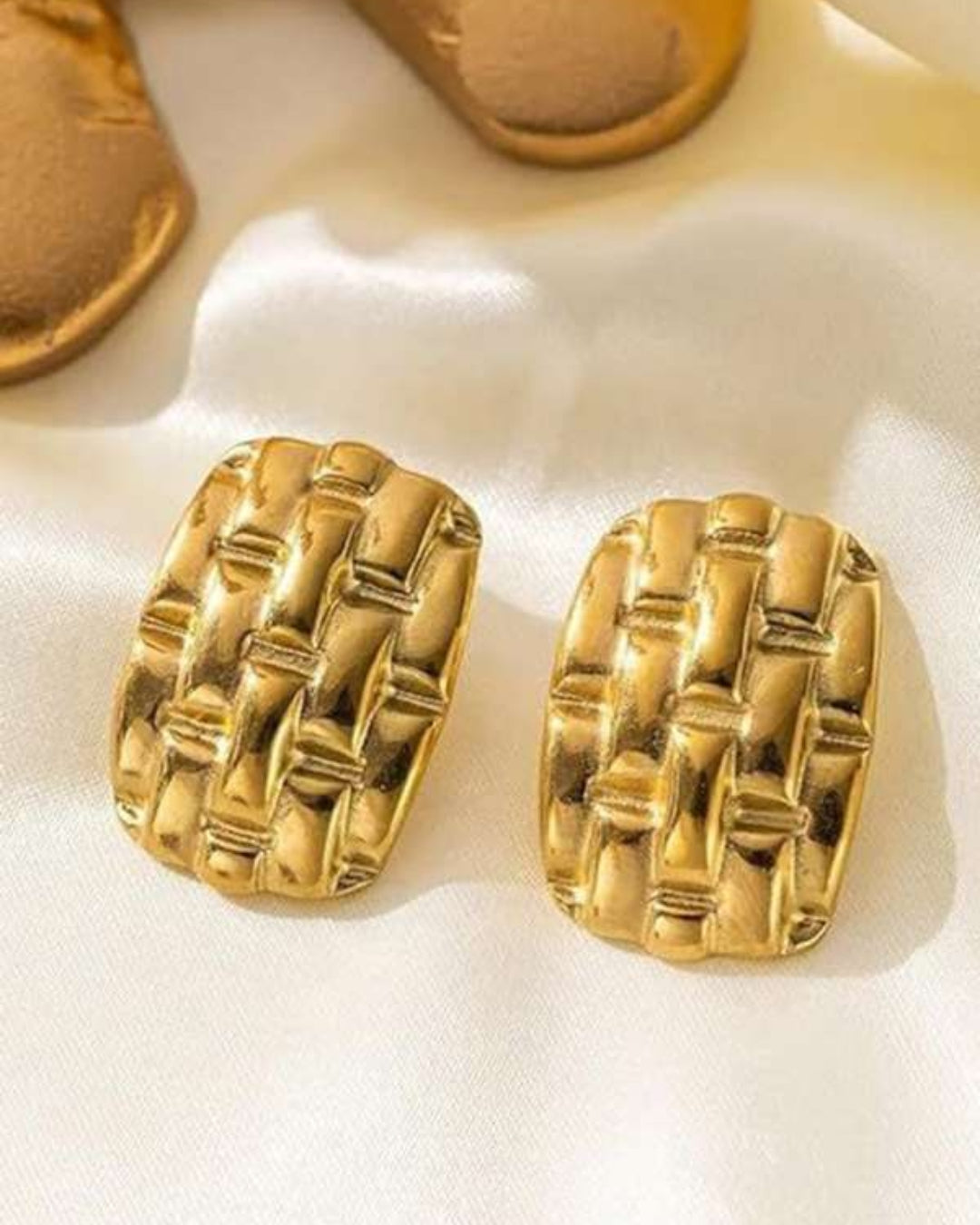 square texture stud earring