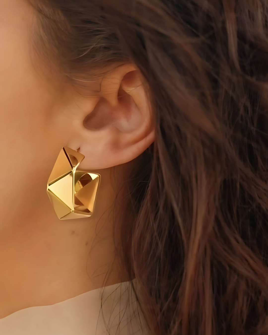 Gold curve earring