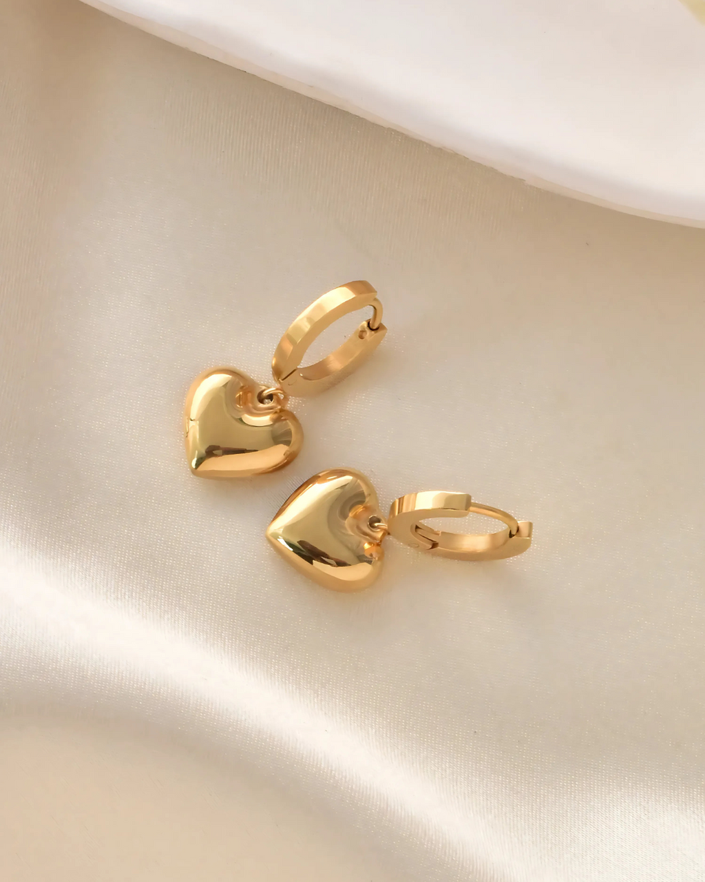 Lilly heart gold earring