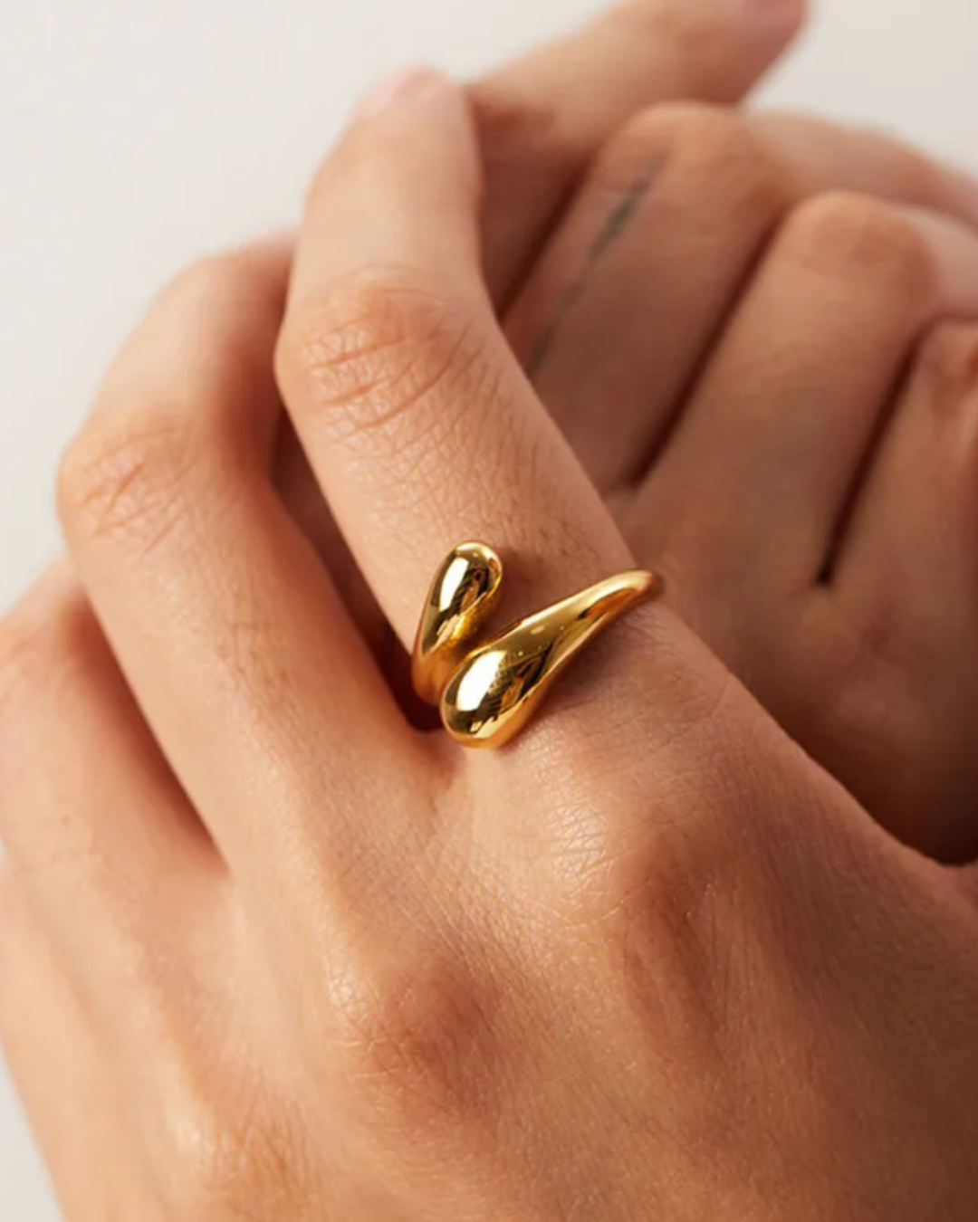 Dual hug ring